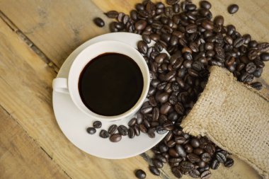 En iyi manzaralı kavrulmuş kahve çekirdekleri fincan espresso kahve masada