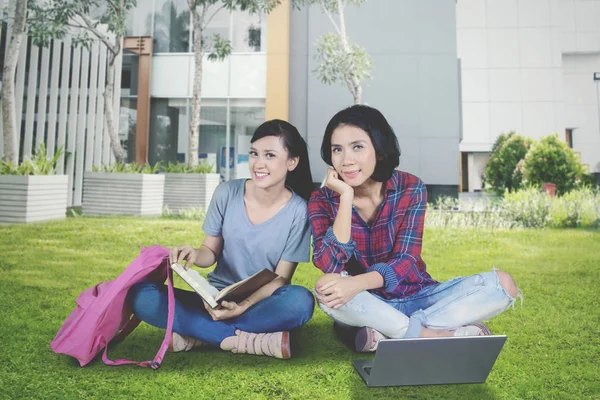 Foto Estudiantes Universitarias Sonriendo Cámara Mientras Estudian Juntas Parque — Foto de Stock