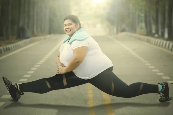 Image Femme Obèse Semble Heureux Tout Faisant Exercice Split Sur — Photo