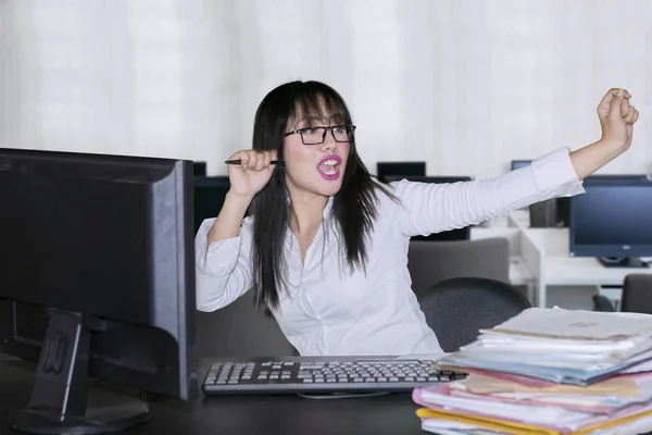 Привлекательная Работница Празднует Свой Успех Танцуя Компьютером Столе Офисе — стоковое фото