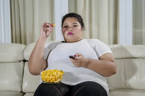 Imagem Mulher Obesa Comendo Pipocas Enquanto Assiste Televisão Sala Estar — Fotografia de Stock