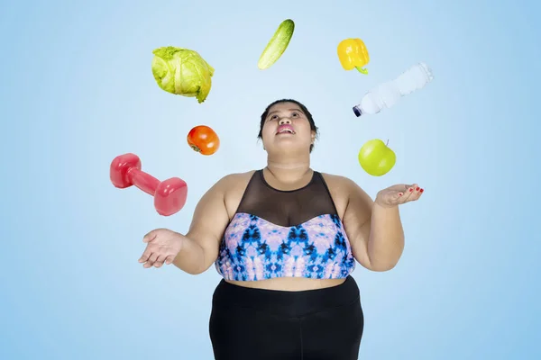 Obrázek Obézní Žena Nosí Sportovní Oblečení Při Žonglování Činka Zeleniny — Stock fotografie