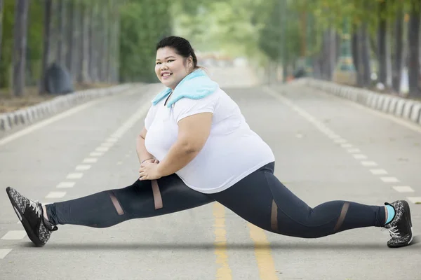 Image Overweight Woman Smiling Camera While Doing Split Exercise Road — Stock Photo, Image