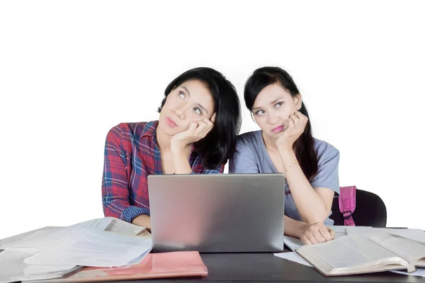 Bilden Kvinnliga Studenter Ser Fundersam Medan Studerar Tillsammans Studion — Stockfoto