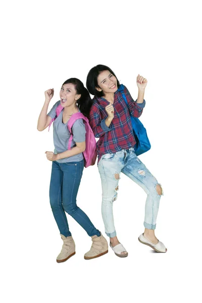Dvě Ženské Vysokoškolských Studentů Celé Délce Vypadá Šťastná Když Tančí — Stock fotografie