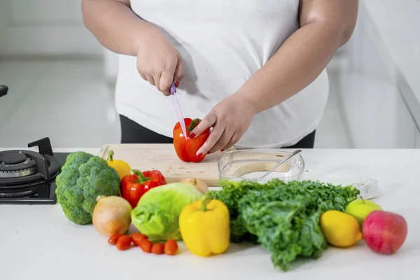 Nahaufnahme Einer Unbekannten Frau Die Der Küche Einen Paprika Schneidet — Stockfoto