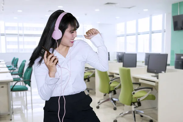 Glückliche Junge Geschäftsfrau Die Büro Mit Dem Handy Musik Hört — Stockfoto