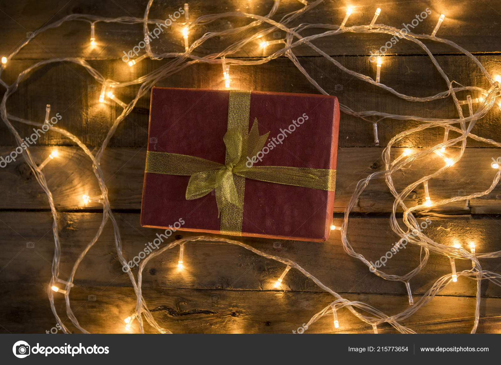 Christmas t shot with glowing christmas lights on vintage wooden background — Fotografie od realinemedia