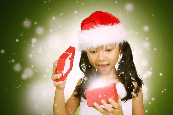 Retrato Menina Bonito Parece Surpreso Abrir Caixa Presente Tempo Natal — Fotografia de Stock