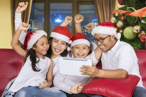 Азиатская Семья Носит Шляпу Санты Использовании Цифровой Планшет Счастливым Выражением — стоковое фото
