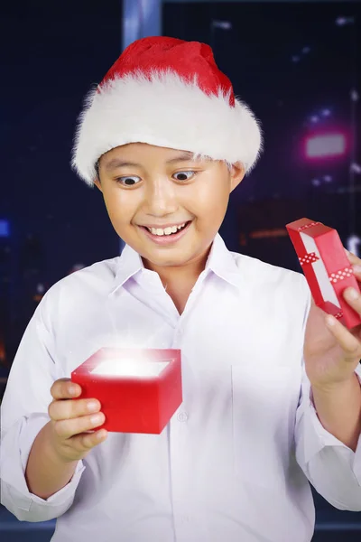 Retrato Preadolescente Asombrado Abriendo Regalo Navidad Mientras Usa Sombrero Santa — Foto de Stock