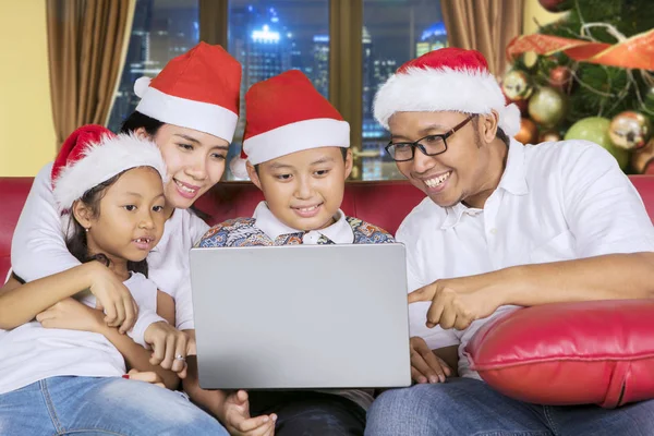 Fröhliche Familie Mit Einem Computer Laptop Während Sie Zusammen Auf — Stockfoto