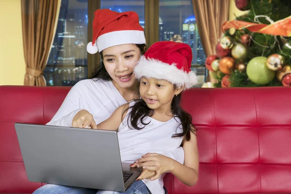 Imagem Menina Usando Chapéu Papai Noel Usar Laptop Com Sua — Fotografia de Stock