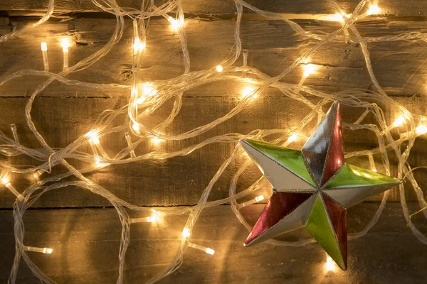 Рождественская Звезда Орнамент Снимок Рождественскими Огнями Винтажном Деревянном Фоне — стоковое фото