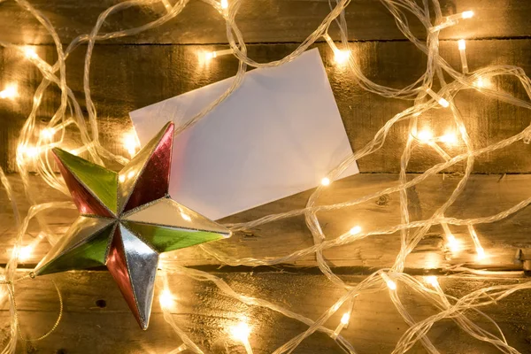 Stella Natale Ornamento Con Carta Bianca Luci Natale Sfondo Legno — Foto Stock