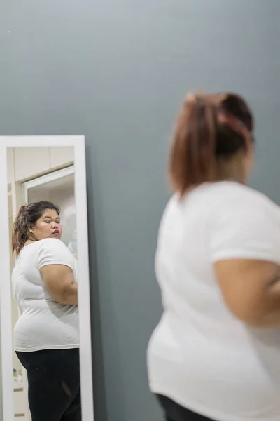 Portret Kobiety Tłuszczu Patrząc Jej Duże Ciało Stojąc Pobliżu Lustro — Zdjęcie stockowe