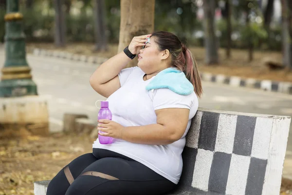 Obrázek Tlustá Žena Vypadá Vyčerpaní Tom Cvičení Při Posezení Parku — Stock fotografie