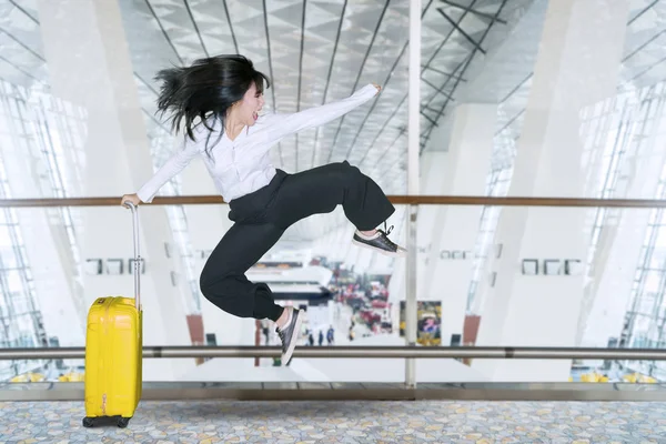 Bild Einer Glücklichen Geschäftsfrau Mit Gepäck Beim Sprung Den Flughafen — Stockfoto