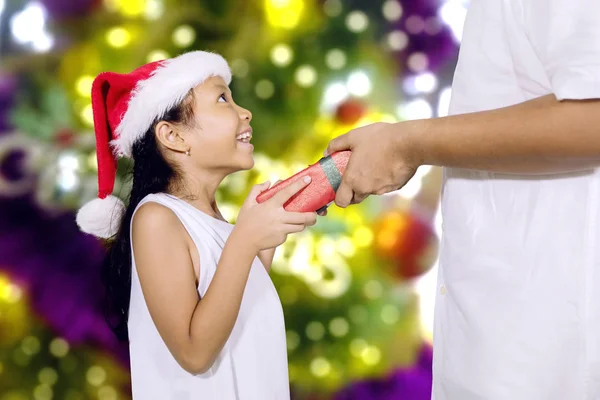 Retrato Menina Feliz Recebendo Presente Natal Seu Pai Enquanto Vestindo — Fotografia de Stock