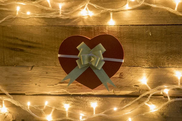 Herzförmige Geschenkbox Schuss Mit Weihnachtsbeleuchtung Auf Vintage Holzhintergrund — Stockfoto