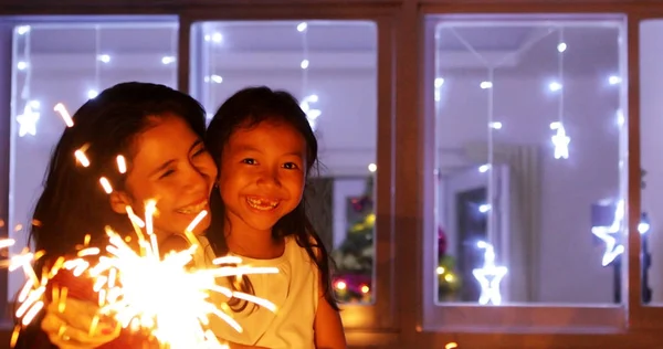 Imagen Una Madre Feliz Hija Jugando Con Bengalas Navidad —  Fotos de Stock