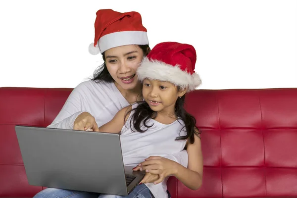 Imagem Jovem Mãe Usando Chapéu Papai Noel Usar Laptop Com — Fotografia de Stock