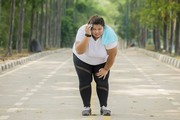 Picture Obese Woman Looks Tired Running Road While Wiping Her — Stock Photo, Image