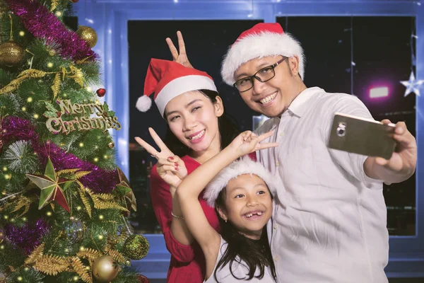 거실에서 크리스마스 스마트폰을 Selfie 사진을 그들의 부모의 초상화 — 스톡 사진