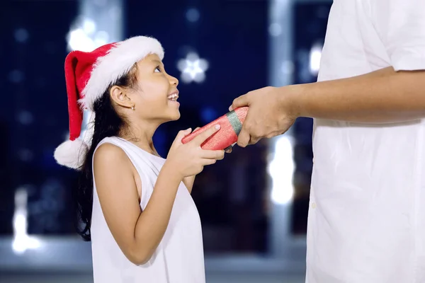 Imagem Jovem Pai Dando Presente Natal Para Sua Filha Enquanto — Fotografia de Stock