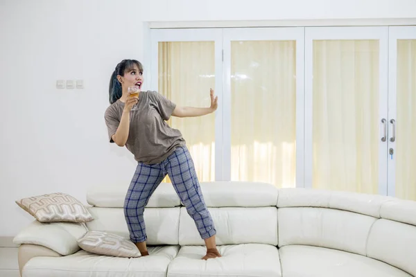 Foto Van Jonge Vrouw Dansen Boven Bank Terwijl Een Glas — Stockfoto