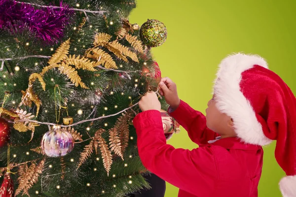 Asiatiska Liten Pojke Dekorerar Julgran Med Jul Boll Hemma — Stockfoto