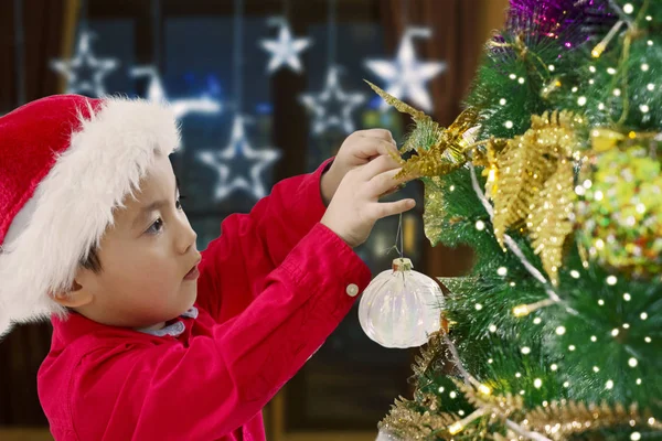Schattige Aziatische Kleine Jongen Opknoping Van Een Kerst Bal Kerstboom — Stockfoto