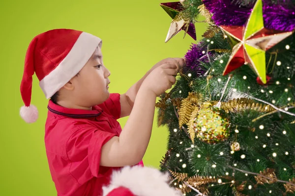 Kleiner Junge Mit Weihnachtsmütze Beim Schmücken Des Weihnachtsbaums Hause — Stockfoto