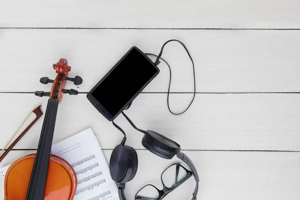 테이블에 스마트폰 헤드폰으로 바이올린의 — 스톡 사진