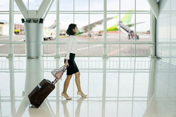 Bavulunu Havaalanı Terminal Ile Yürüme Genç Kadını — Stok fotoğraf