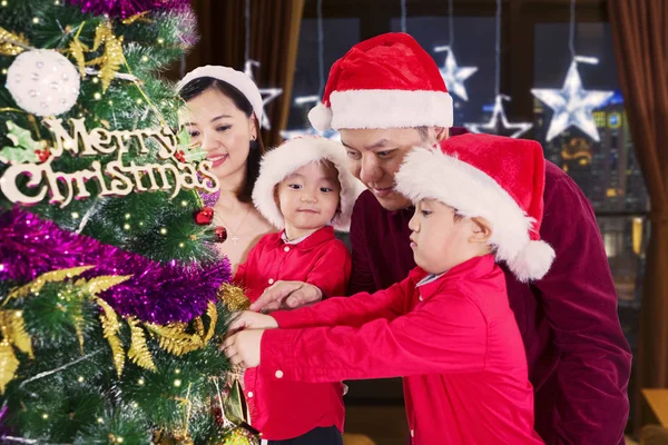 Enfants Parents Décorant Arbre Noël — Photo