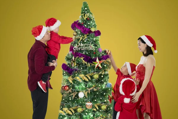Obrázek Tří Dětí Napomáhá Jejich Rodiče Pro Zdobení Vánočního Stromu — Stock fotografie