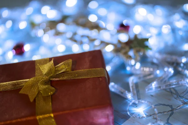 Primer Plano Regalo Navidad Sobre Mesa Con Luces Navidad Fondo — Foto de Stock