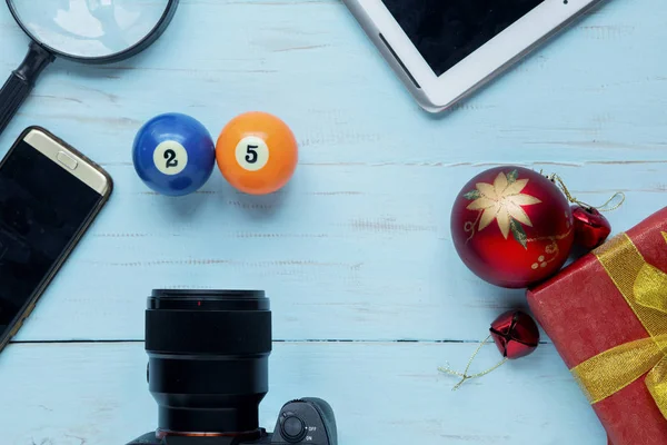 Ovanifrån Julklapp Med Digital Enhet Biljardbollar Och Förstoringsglas Tabellen Trä — Stockfoto