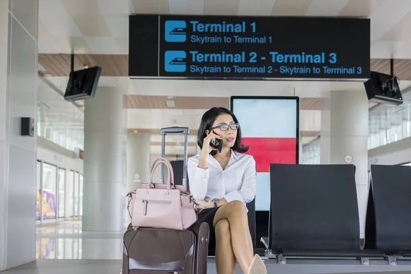 Obraz Kobieta Przedsiębiorcy Rozmowy Telefon Komórkowy Siedząc Walizką Poczekalni Lotnisku — Zdjęcie stockowe