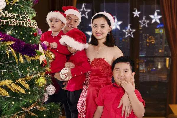 Heureuse Famille Asiatique Souriant Côté Sapin Noël Tout Portant Des — Photo