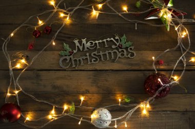 Noel ışıkları metinle Merry Christmas üstten görünüm ahşap tablo