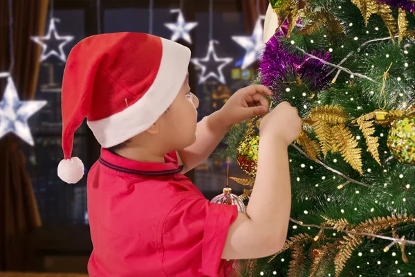 Οπίσθια Όψη Του Μικρό Αγόρι Διακόσμησης Ενός Χριστουγεννιάτικου Δέντρου Ενώ — Φωτογραφία Αρχείου