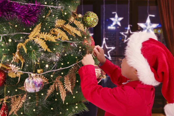 Asiatiska Liten Pojke Förbereder Juldagen Genom Att Dekorera Julgran Hemma — Stockfoto