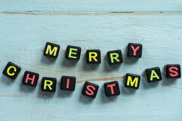 Merry Christmas Metin Üstten Görünüm Küp Kutularının Üstünde Ahşap Masa — Stok fotoğraf