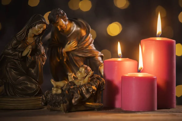 Kerst Kerststal Van Baby Jezus Kribbe Met Brandende Kaarsen Wazig — Stockfoto