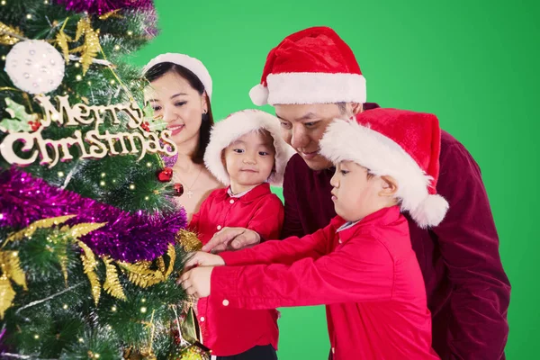 Δύο Παιδιά Και Τους Γονείς Τους Προετοιμάζει Ένα Χριστουγεννιάτικο Δέντρο — Φωτογραφία Αρχείου
