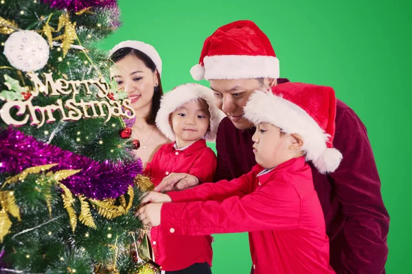 Deux Enfants Leurs Parents Préparent Ensemble Sapin Noël Maison — Photo