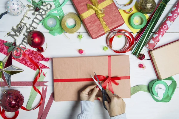 Mulheres Mãos Preparando Caixas Presente Natal Mesa Madeira — Fotografia de Stock