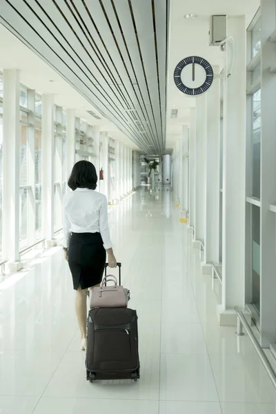 Vista Posteriore Della Giovane Donna Affari Che Trasporta Bagaglio Mentre — Foto Stock